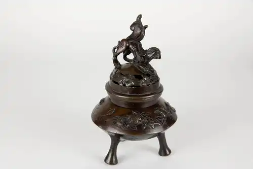 Kleines Räuchergefäß, China, 18./19. Jh., oder älter?, Bronze, Gefäß verziert mit Blumen und Vögeln, Deckelabschluß in Form eines Fo-Hundes, Gebrauchsspuren. H: 18 cm