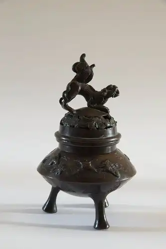 Kleines Räuchergefäß, China, 18./19. Jh., oder älter?, Bronze, Gefäß verziert mit Blumen und Vögeln, Deckelabschluß in Form eines Fo-Hundes, Gebrauchsspuren. H: 18 cm