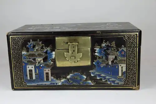 Holzkästchen, China, 19. Jh./20. Jh., mit Leinen bezogen, schwarz grundiert und mit feiner Landschaftsmalerei verziert, Deckel defekt, Gebrauchsspuren.H: 16 cm, B: 35 cm, T: 18 cm