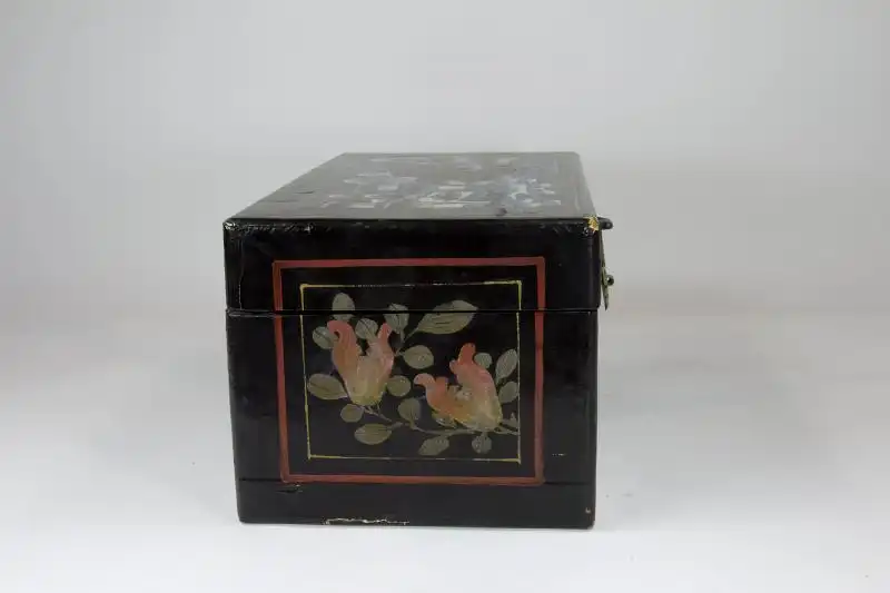 Holzkästchen, China, 19. Jh./20. Jh., mit Leinen bezogen, schwarz grundiert und mit feiner Landschaftsmalerei verziert, Deckel defekt, Gebrauchsspuren.H: 16 cm, B: 35 cm, T: 18 cm 2