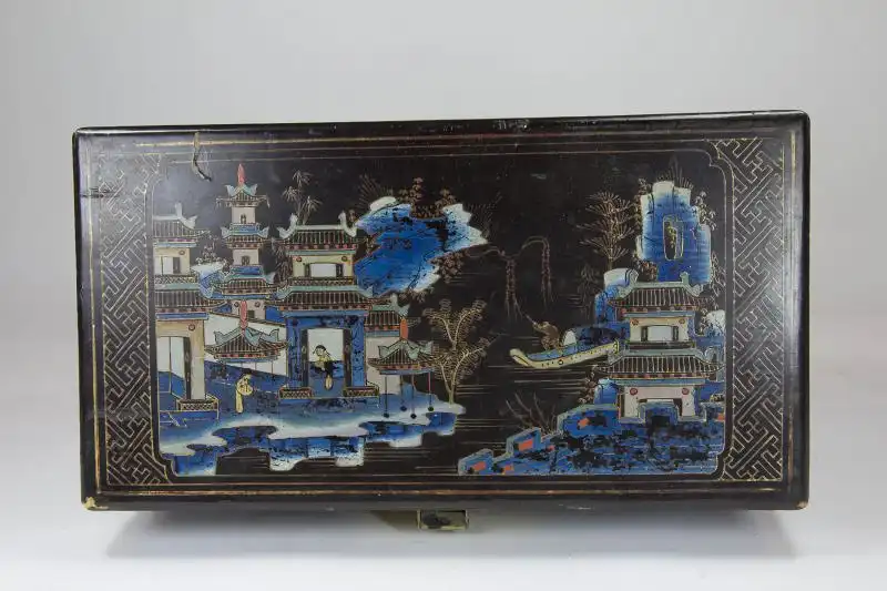 Holzkästchen, China, 19. Jh./20. Jh., mit Leinen bezogen, schwarz grundiert und mit feiner Landschaftsmalerei verziert, Deckel defekt, Gebrauchsspuren.H: 16 cm, B: 35 cm, T: 18 cm 3