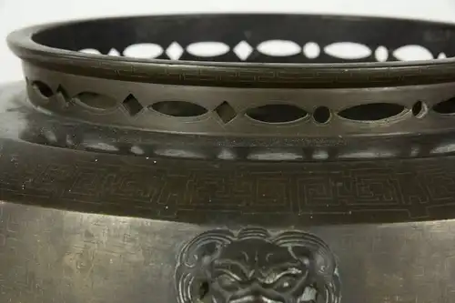 Fūro, Japan, Edo/Meiji Periode, Fūro (bewegliches Kohlebecken), Bronze, mit Silbereinlagen, ausgefallen und selten, Gebrauchsspuren. D: 30 cm, H: 21 cm