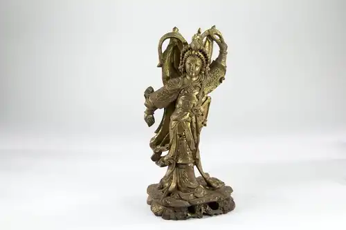 Figur, China, wohl Rosenholz, fein geschnitzt, vergoldet, Bai Suzhen?, teilweise abgegriffen, ein Schwert fehlt, guter Zustand. H: 32 cm