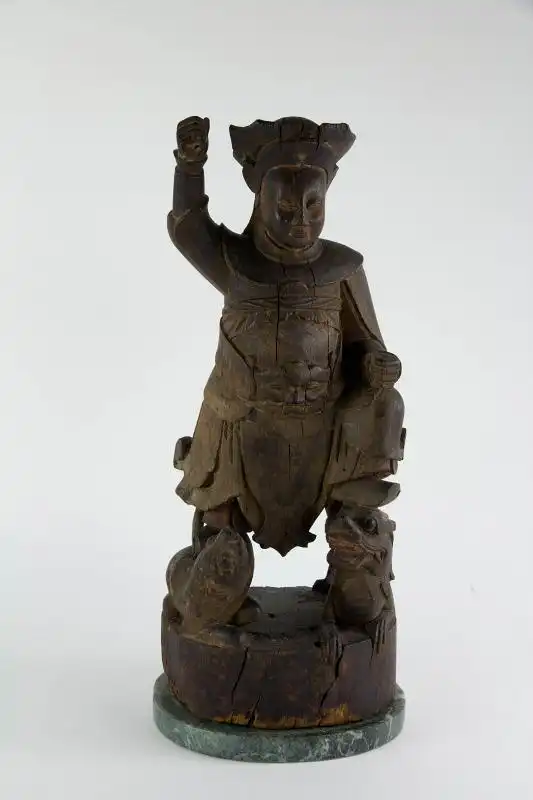 Figur, China, wohl Ming Dynastie (1368 bis 1644), Holz, geschnitzt, Tempelfigur, Wchter, auf Lwen und Drachen stehend, ursprnglich farblich gefasst und bemalt, schne Ausarbeitung, Fehlstellen, auf modernen Steinsockel montiert. H: 43,5 cm 0