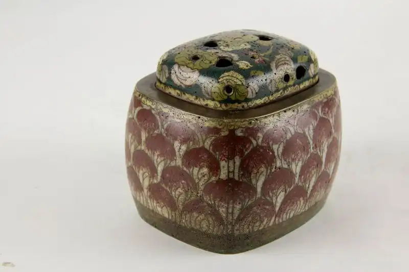 Weihrauchbrenner,  Japan, 18./19. Jh., Bronze, Cloisonné Technik, Korpus und Deckel mit Lotusblüten verziert, Deckel durchbrochen gearbeitet, Gebrauchsspuren, gute Erhaltung mit feiner Patina.    B: 10 cm, H: 8,5 cm 0