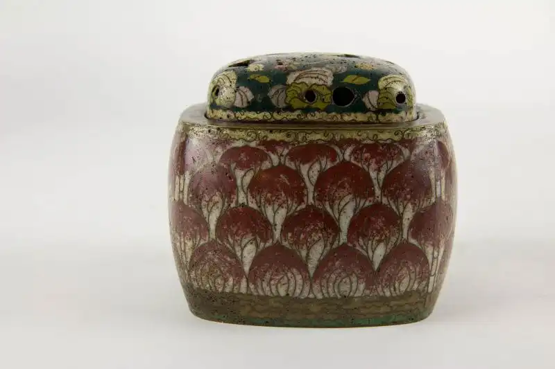 Weihrauchbrenner,  Japan, 18./19. Jh., Bronze, Cloisonné Technik, Korpus und Deckel mit Lotusblüten verziert, Deckel durchbrochen gearbeitet, Gebrauchsspuren, gute Erhaltung mit feiner Patina.    B: 10 cm, H: 8,5 cm 1