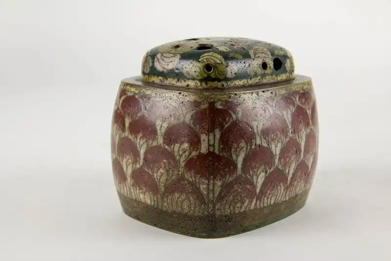 Weihrauchbrenner,  Japan, 18./19. Jh., Bronze, Cloisonné Technik, Korpus und Deckel mit Lotusblüten verziert, Deckel durchbrochen gearbeitet, Gebrauchsspuren, gute Erhaltung mit feiner Patina.    B: 10 cm, H: 8,5 cm 2