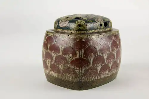 Weihrauchbrenner,  Japan, 18./19. Jh., Bronze, Cloisonné Technik, Korpus und Deckel mit Lotusblüten verziert, Deckel durchbrochen gearbeitet, Gebrauchsspuren, gute Erhaltung mit feiner Patina.    B: 10 cm, H: 8,5 cm