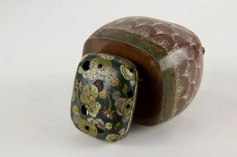 Weihrauchbrenner,  Japan, 18./19. Jh., Bronze, Cloisonné Technik, Korpus und Deckel mit Lotusblüten verziert, Deckel durchbrochen gearbeitet, Gebrauchsspuren, gute Erhaltung mit feiner Patina.    B: 10 cm, H: 8,5 cm 3