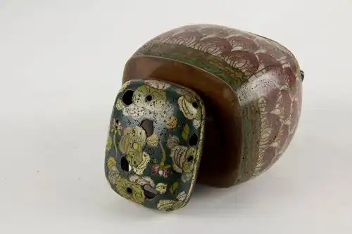 Weihrauchbrenner,  Japan, 18./19. Jh., Bronze, Cloisonné Technik, Korpus und Deckel mit Lotusblüten verziert, Deckel durchbrochen gearbeitet, Gebrauchsspuren, gute Erhaltung mit feiner Patina.    B: 10 cm, H: 8,5 cm