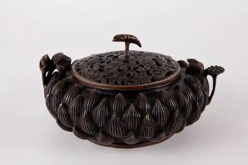 Räucherschale, China, 20. Jh., Kupferbronze in Form einer Lotosblüte, Deckel durchbrochen gearbeitet, guter Zustand.    H: 10 cm, D: 17 cm, 
Incense pot/burner, China, 20th century, shape of a Lotus flower