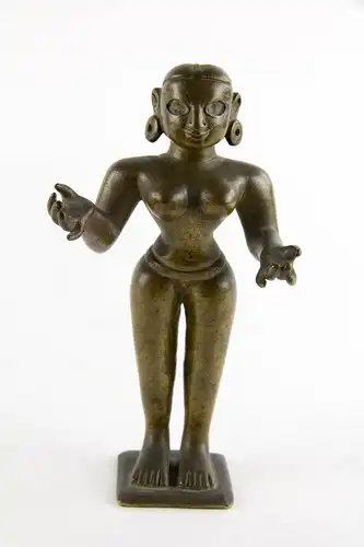 2 Radha, Indien, wohl Bengalen, 19. Jh., Bronze, eine Figur mit Gold eingelegten Augen und kleinem Rubin auf der Stirn