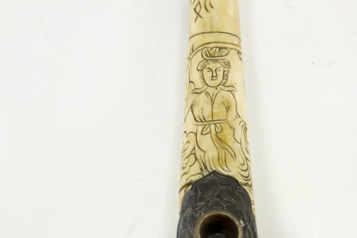 Opiumpfeife, China, 19./20. Jh., Bein, Horn, Holz und Kupfer, gebogenes Beinmittelstück, verziert mit Drachen und Schriftzeichen, als Abschluss gedrechselte Holzteile, Gebrauchsspuren, guter Zustand. L: 40 cm 3