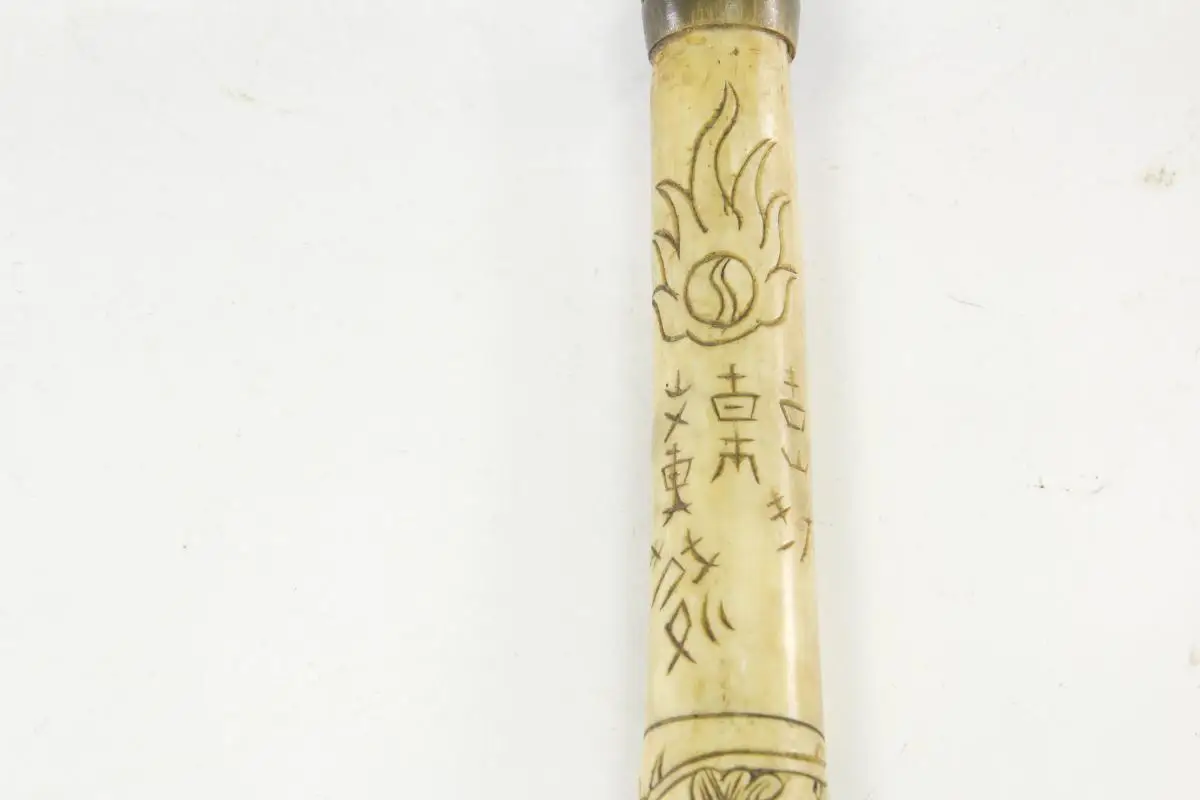 Opiumpfeife, China, 19./20. Jh., Bein, Horn, Holz und Kupfer, gebogenes Beinmittelstück, verziert mit Drachen und Schriftzeichen, als Abschluss gedrechselte Holzteile, Gebrauchsspuren, guter Zustand. L: 40 cm 4