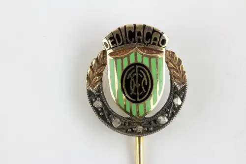 Krawattennadel,

20. Jh., 585er Gold, nicht gestempelt, Fußballverein, vermutlich spanisch oder portugiesisch, emailliert, mit Rosendiamanten besetzt, Tragespuren. 
Tie pin, 20th century, gold, football club, probably Spainish or Portuguese,...