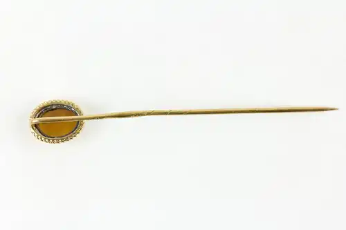 Krawattennadel, 20. Jh., Gold undeutlich gestempelt, Gemme, Gebrauchsspuren, guter Zustand. L: 6 cm