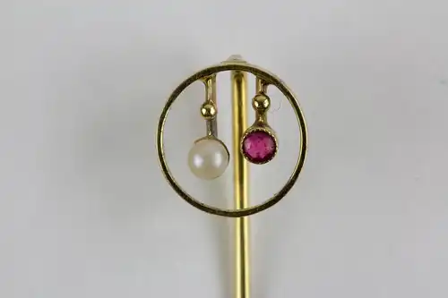 Krawattennadel,
Jugendstil, um 1910, 585er Gold, ungestempelt, Goldkreis mit Perle und Rubin, feine Arbeit und Qualität. L: 60 mm, 1 g,  
Tie pin, Art Nouveau, about 1910, 585 gold, fine work