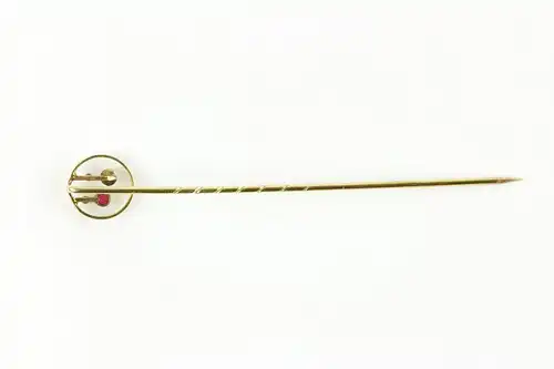 Krawattennadel,
Jugendstil, um 1910, 585er Gold, ungestempelt, Goldkreis mit Perle und Rubin, feine Arbeit und Qualität. L: 60 mm, 1 g,  
Tie pin, Art Nouveau, about 1910, 585 gold, fine work