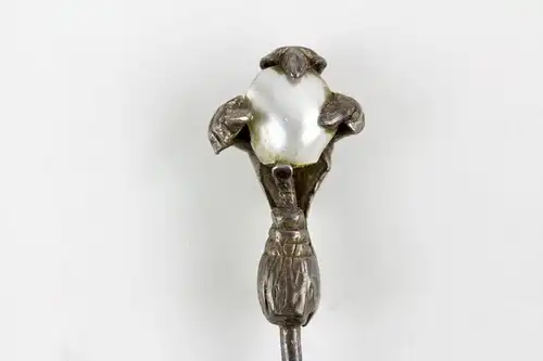 2 Krawattennadeln,
Schweden, 20. Jh., 1: Silber mit Halbperle, 2: vergoldet mit Anhänger als Blüte mit Granaten besetzt, gebrauchter, guter Zustand. L: 6 cm, 6,5 cm