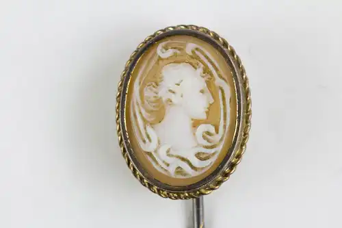 Krawattennadel,
Schweden, 20. Jh., 18 Karat Gold gestempelt, Gemme, guter gebrauchter Zustand. 

L: 6,5 cm