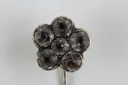 Krawattennadel,
Schweden, 20. Jh., Silber, gestempelt, in Form einer Blüte, mit farblosen Steinen besetzt, guter gebrauchter Zustand. 

L: 6 cm