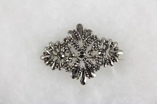 Brosche,  wohl England, Anf. 19. Jh., Stahl, Tragespuren.   L: 5,5 cm,   
Cut steel brooch, probably England, about 1800, good condition