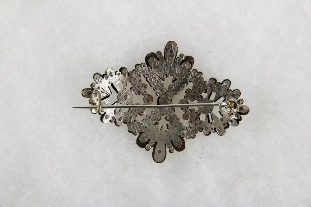 Brosche,  wohl England, Anf. 19. Jh., Stahl, Tragespuren.   L: 5,5 cm,   
Cut steel brooch, probably England, about 1800, good condition 1