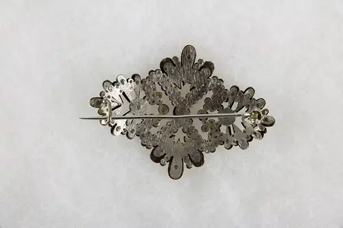 Brosche,  wohl England, Anf. 19. Jh., Stahl, Tragespuren.   L: 5,5 cm,   
Cut steel brooch, probably England, about 1800, good condition