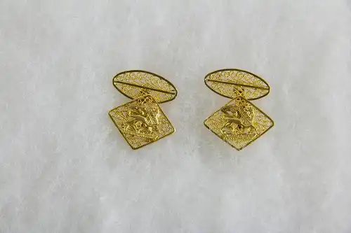Paar Manschettenknöpfe, Äthiopien, Anf. 20. Jh., 18 Karat Gold, 8,8 g, verziert mit dem Wappen von Äthiopien, Geschenk von Kaiser Haile Selassie, feine Filigranarbeit. 2 cm x 2 cm