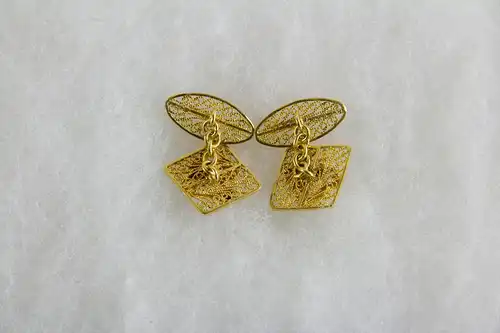 Paar Manschettenknöpfe, Äthiopien, Anf. 20. Jh., 18 Karat Gold, 8,8 g, verziert mit dem Wappen von Äthiopien, Geschenk von Kaiser Haile Selassie, feine Filigranarbeit. 2 cm x 2 cm