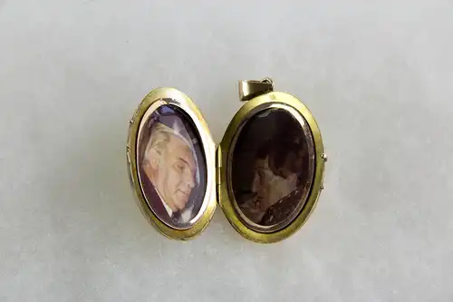 Anhänger, 2. Hälfte 19. Jh., Gold, gestempelt 560, im Inneren 2 Portraits unter mit Rotgold gefassten Glasrähmchen, Anhänger verziert mit bekrönten gotischen K, mit Diamantrosen besetzt, (K für König Karl von Württemberg), Gebrauchsspuren. H:...