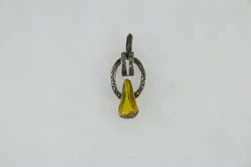 Anhänger, Silber, Jugendstil, Anf. 20. Jh., mit tropfenförmigen gelben Stein und Markasiten besetzt (ein Stein fehlt), getragen, Gebrauchsspuren.  Höhe: 34 mm