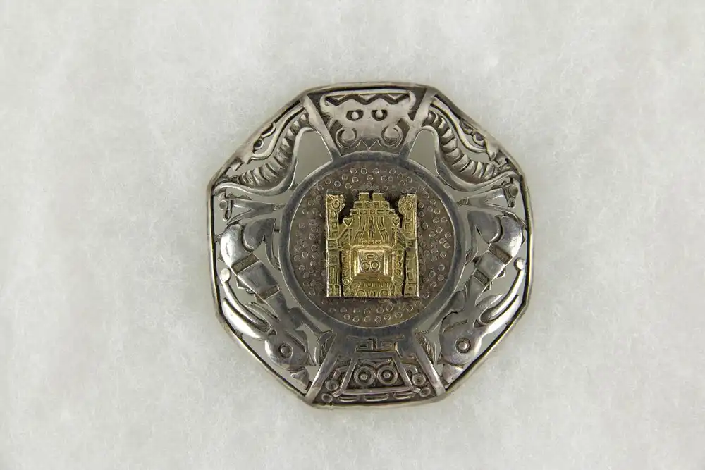 Brosche, Peru, 20. Jh., Silber (925er gestempelt), im aztekischen Stil, aufgesetztes Mittelteil aus Gold (18 Karat), gebrauchter, guter Zustand. 5,2 cm x 5,2 cm 0