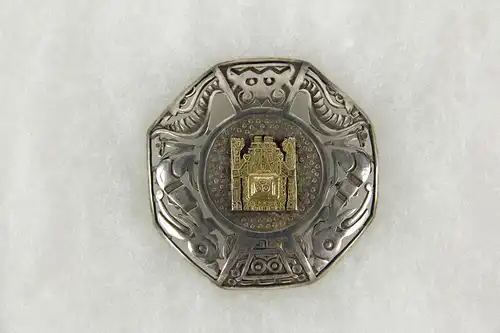 Brosche, Peru, 20. Jh., Silber (925er gestempelt), im aztekischen Stil, aufgesetztes Mittelteil aus Gold (18 Karat), gebrauchter, guter Zustand. 5,2 cm x 5,2 cm