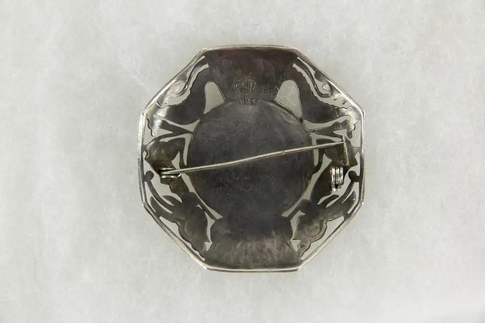 Brosche, Peru, 20. Jh., Silber (925er gestempelt), im aztekischen Stil, aufgesetztes Mittelteil aus Gold (18 Karat), gebrauchter, guter Zustand. 5,2 cm x 5,2 cm 1