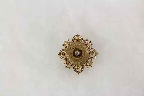 Brosche,  Ende 19. Jh., 585er Gold, ungestempelt, im Neo Renaissance-Stil, in der Mitte ein Alt-Schliff Diamant, sehr feine Juwelierarbeit, Verschluss fehlt, Gebrauchsspuren. 36 mm x 36 mm, 5,8 g