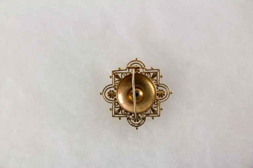 Brosche,  Ende 19. Jh., 585er Gold, ungestempelt, im Neo Renaissance-Stil, in der Mitte ein Alt-Schliff Diamant, sehr feine Juwelierarbeit, Verschluss fehlt, Gebrauchsspuren. 36 mm x 36 mm, 5,8 g 1