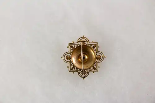 Brosche,  Ende 19. Jh., 585er Gold, ungestempelt, im Neo Renaissance-Stil, in der Mitte ein Alt-Schliff Diamant, sehr feine Juwelierarbeit, Verschluss fehlt, Gebrauchsspuren. 36 mm x 36 mm, 5,8 g