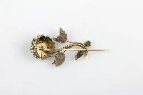 Brosche, 19. Jh., in Form einer Blume, Gold und Silber, besetzt mit Altschliff-Diamanten, sehr dekorativ, Gebrauchsspuren. H: 4 cm