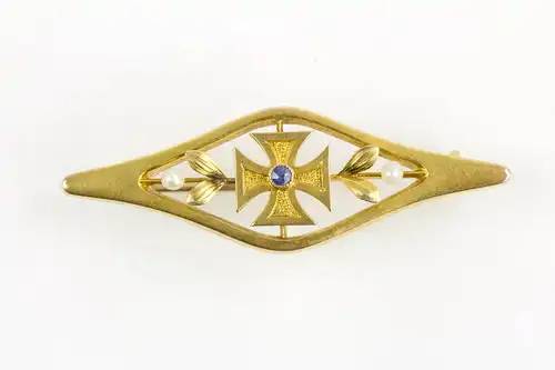 Patriotische Brosche, Anf. 20. Jh., 333er Gold, 2,2 g, in der Mitte Kreuz mit blauem Stein, rechts und links Lorbeerblatt mit Perle, patriotischer Schmuck in Gold ist selten, Gebrauchsspuren. L: 4,3 cm