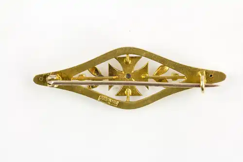 Patriotische Brosche, Anf. 20. Jh., 333er Gold, 2,2 g, in der Mitte Kreuz mit blauem Stein, rechts und links Lorbeerblatt mit Perle, patriotischer Schmuck in Gold ist selten, Gebrauchsspuren. L: 4,3 cm