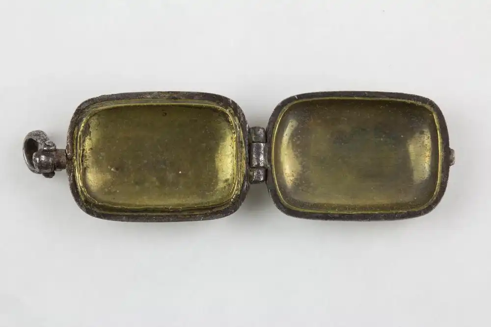 Anhänger, Japan, Edo Periode, rechteckige, bauchige Form, Eisen mit Goldeinlagen, zum Öffnen, mit Messing ausgelegt. H: ca 15 mm. 1