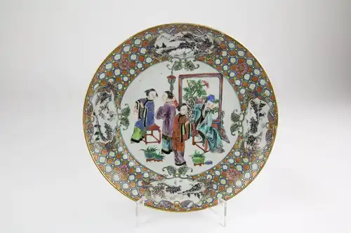 Teller, China, Mitte 19. Jh., ungemarkt, Spiegel bemalt mit höfischer Szene, sehr feine Malerei, unbeschädigt, Gebrauchsspuren, D: 20 cm.