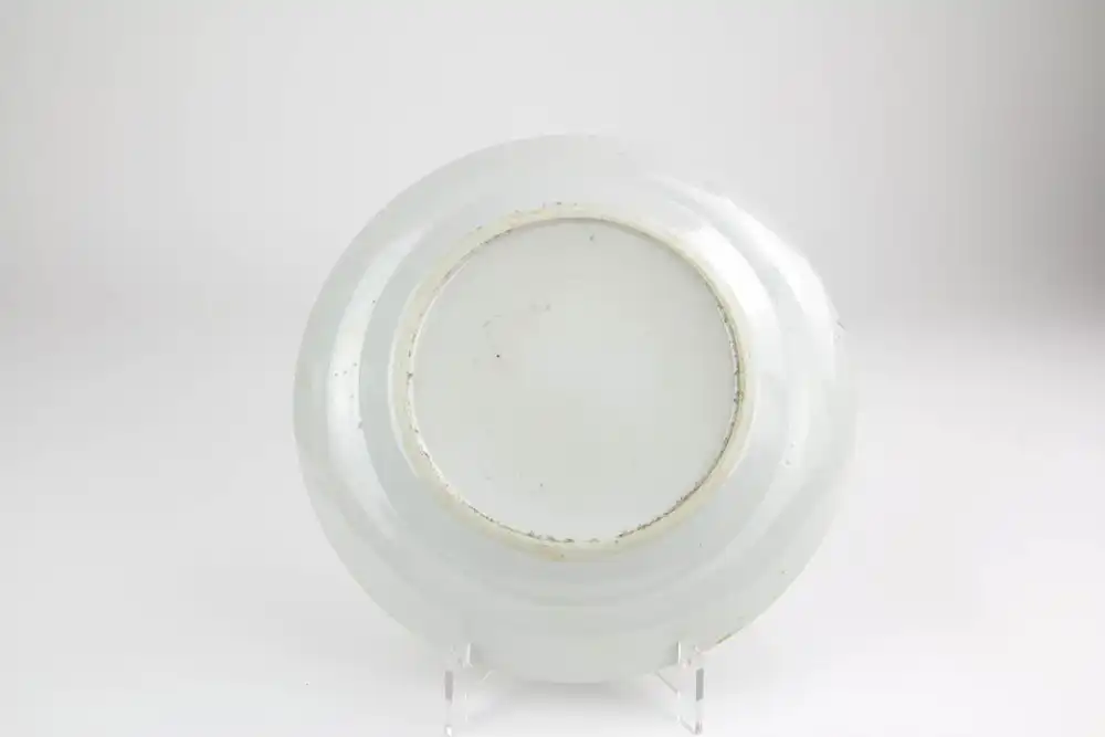 Teller, China, Mitte 19. Jh., ungemarkt, Spiegel bemalt mit höfischer Szene, sehr feine Malerei, unbeschädigt, Gebrauchsspuren, D: 20 cm. 1