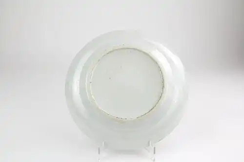 Teller, China, Mitte 19. Jh., ungemarkt, Spiegel bemalt mit höfischer Szene, sehr feine Malerei, unbeschädigt, Gebrauchsspuren, D: 20 cm.