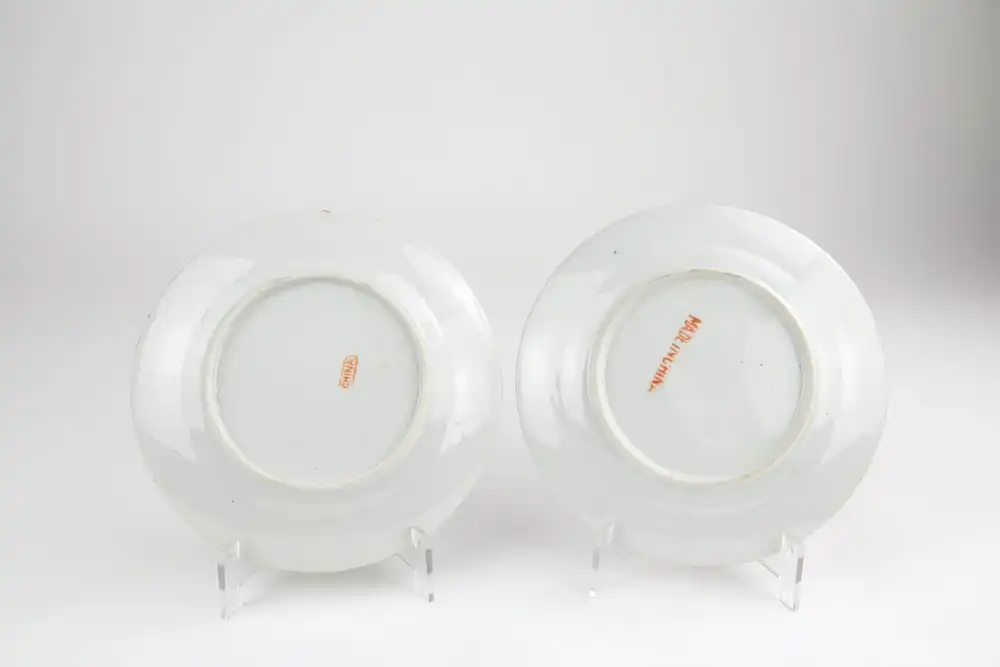 Paar Teller, China, Anf. 20. Jh., im Spiegel jeweils 3 Hähne, Fahne mit Ornamenten verziert, handgemalt, unbeschädigt, Gebrauchsspuren. D: 15 cm. 1