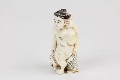 Netsuke, Japan, Anf. 20. Jh., Bein, Sumoringer mit Tiger, signiert, H: 5 cm.