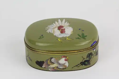 Kleine Emaille-Dose, Japan, Meiji-Showa Periode, graugrüne Grundfarbe, mit Blumen, Huhn umlaufend und Hahn auf dem Deckel bemalt, teilvergoldet, innen mit Stoff ausgeschlagen, sehr feine Qualität, unbeschädigt, Gebrauchsspuren. L: 6,5cm, H: 2,6 cm.