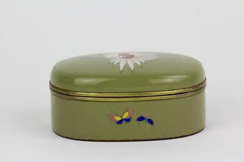 Kleine Emaille-Dose, Japan, Meiji-Showa Periode, graugrüne Grundfarbe, mit Blumen, Huhn umlaufend und Hahn auf dem Deckel bemalt, teilvergoldet, innen mit Stoff ausgeschlagen, sehr feine Qualität, unbeschädigt, Gebrauchsspuren. L: 6,5cm, H: 2,6 cm.