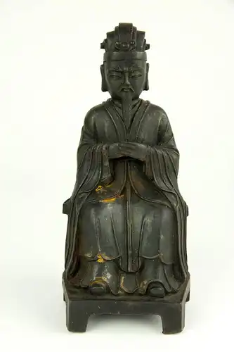 Figur, China, Anf. 20. Jh., Eisen, Wenchang Wang, Daoistischer Gott der Kunst und Literatur, sitzend, mit Robe und Kopfbedeckung, gefaltete Hände, auf Sockel, feiner Eisenguss, Gebrauchsspuren. H: 22,5 cm.